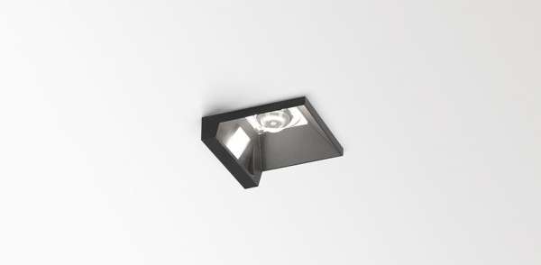 Als Kombination von Downlight und Wallwasher erzeugt die runde oder quadratische Deckeneinbauleuchte Artuur von Delta Light zwei Lichteffekte auf einen Streich. Artuur gibt es in Weiß, Schwarz und Gold Coloured.