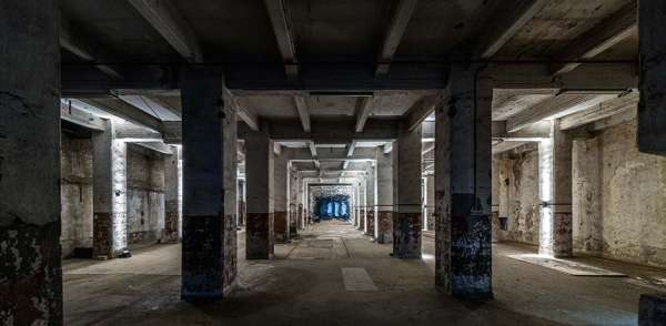 Die Bodenleuchten Logic Linear und Logic 190 wurden vom Kreativ- und Technik-Team von Deltalight zur Erhellung der Säulen verwendet. Foto: Luc Roymans