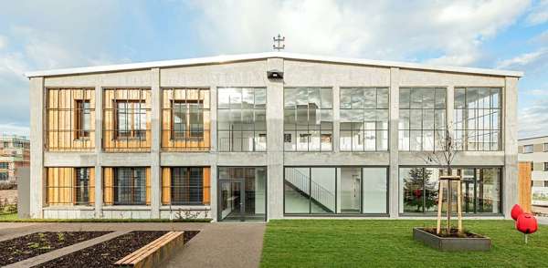 Das industrielle Erscheinungsbild, blieb im Zuge der Umnutzung erhalten und gibt den Blick auf das eingestellte Gebäude frei. Bild: arch.photo / Matthias Fuchs 
