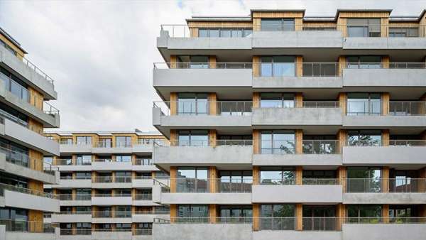 Im Berliner Bezirk Pankow-Süd entstand ein Wohnensemble aus sechs Mehrfamilienhäusern nach Plänen des ortsansässigen Büros zanderrotharchitekten. Foto: Moritz Bernoully