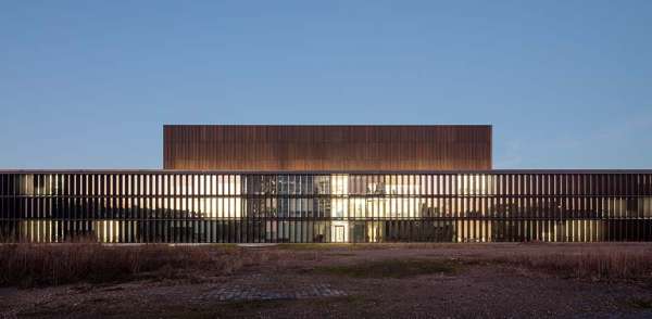 Der Anspruch einer ökologisch sensiblen Außenbeleuchtung setzte sich bei der Illuminierung des Magazinbaus mit seiner Fassade aus gefalteter Bronze fort. Zur strikten Vermeidung von Skyglow wurde in akribischer Abstimmung mit den Beteiligten und mittels nächtlicher Bemusterungen eine Streiflichtlösung mit Linealuce-Bodeneinbauleuchten erarbeitet. Foto: HG Esch