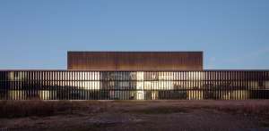 Der Anspruch einer ökologisch sensiblen Außenbeleuchtung setzte sich bei der Illuminierung des Magazinbaus mit seiner Fassade aus gefalteter Bronze fort. Zur strikten Vermeidung von Skyglow wurde in akribischer Abstimmung mit den Beteiligten und mittels nächtlicher Bemusterungen eine Streiflichtlösung mit Linealuce-Bodeneinbauleuchten erarbeitet. Foto: HG Esch
